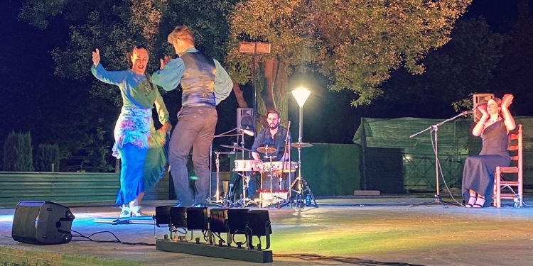 Cristina Correas y Aflamencarte llenan de cante y baile flamenco los Jardines del Parque como adelanto de Feria y Fiestas