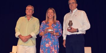 El hostelero Ramón Jiménez Calleja recibe emocionado el título de Tomellosero Ausente 2022