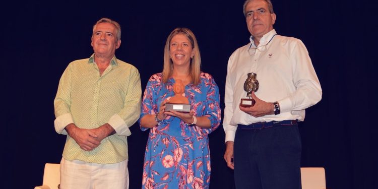 El hostelero Ramón Jiménez Calleja recibe emocionado el título de Tomellosero Ausente 2022