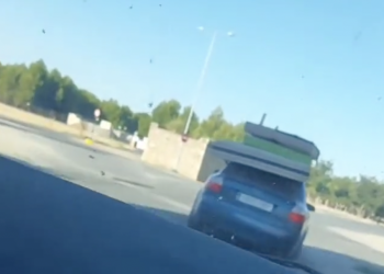 Se hace viral conduciendo temerariamente por Argamasilla de Alba transportando colchones y sujetándolos con una mano