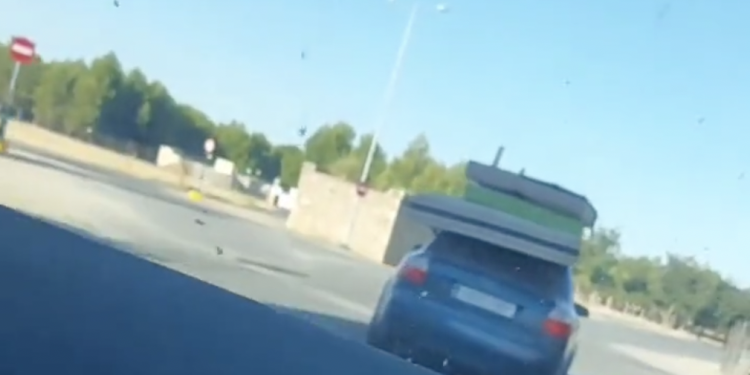Se hace viral conduciendo temerariamente por Argamasilla de Alba transportando colchones y sujetándolos con una mano