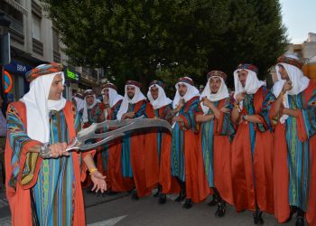 Un espectacular desfile de Moros y Cristianos impresiona a Tomelloso en el día de su hermanamiento con Ibi