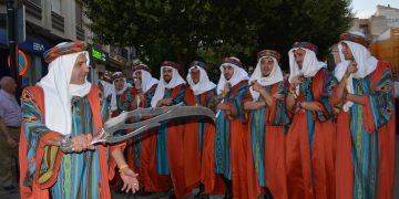 Un espectacular desfile de Moros y Cristianos impresiona a Tomelloso en el día de su hermanamiento con Ibi