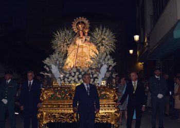 Cientos de devotos llenan las calles de Tomelloso en la procesión de la Virgen de las Viñas