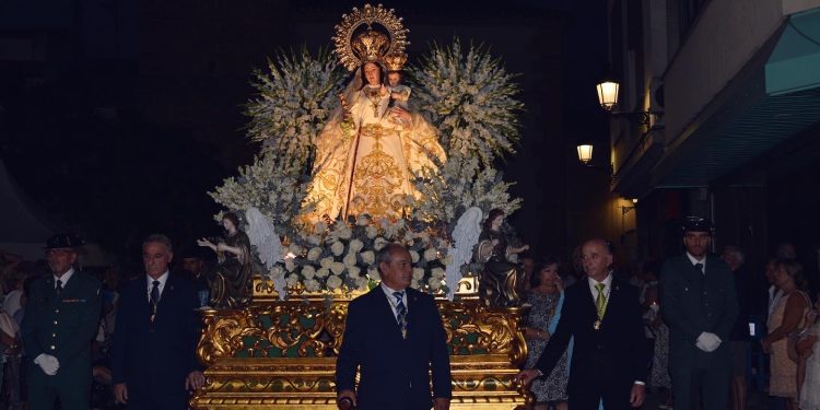 Cientos de devotos llenan las calles de Tomelloso en la procesión de la Virgen de las Viñas
