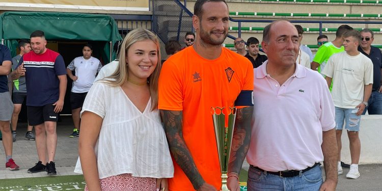 El Atlético Tomelloso cae derrotado en los penaltis frente al Villarrobledo en el Trofeo Memorial Jesús Úbeda