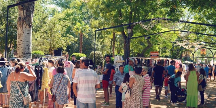 Mucho público recorre los 50 comercios de Tomelloso participantes en el Mercadillo Final de Temporada