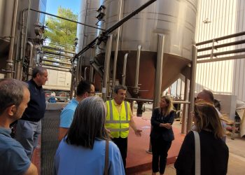 Vinícola de Tomelloso comienza la última etapa de la campaña de vendimia con la visita de Inmaculada Jiménez