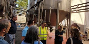 Vinícola de Tomelloso comienza la última etapa de la campaña de vendimia con la visita de Inmaculada Jiménez