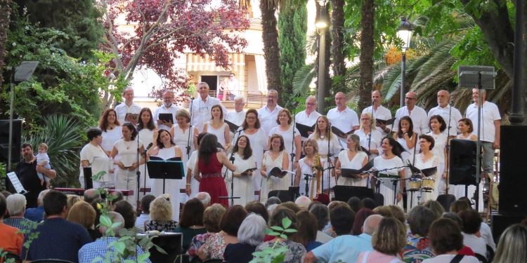 La Coral del Conservatorio llena de música la Glorieta de María Cristina con su Concierto Fin de Verano