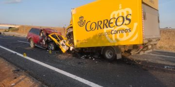 Muere el conductor del camión de Correos contra el que chocó un todoterreno en sentido contrario en la A-43