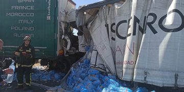 Un fallecido y un herido tras la colisión de dos camiones en Manzanares, que obliga a cortar la A-4