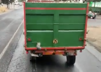 Se hace viral al conducir su tractor por Tomelloso con una rueda pinchada y rompiendo el asfalto