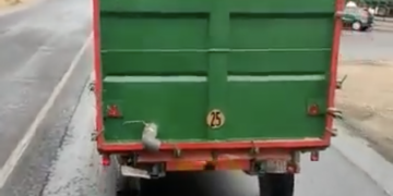 Se hace viral al conducir su tractor por Tomelloso con una rueda pinchada y rompiendo el asfalto
