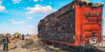 Un incendio de un camión que transportaba paja obliga a cortar la autovía A-4 a la altura de Valdepeñas