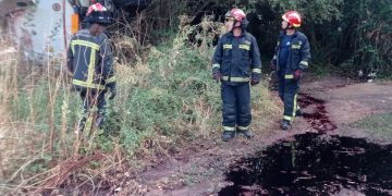 Vuelca un camión cisterna con 20.000 litros de vino en Ciudad Real y tiñe de morado el río Bullaque