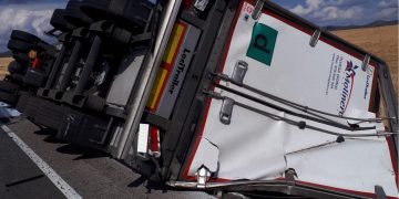 Bomberos de Ciudad Real tienen que sellar un camión tras volcar y perder combustible en la N-420