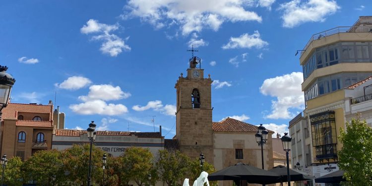Un hombre sube al altar de la Iglesia de la Asunción, golpea la patena y tira al suelo las sagradas formas en la misa de 9 de este domingo