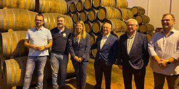 Concluye la campaña de vendimia 2022 en Bodegas Centro Españolas con la visita de Inmaculada Jiménez