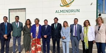 Emiliano García-Page inaugura la planta de procesado de Almendrun en Tomelloso, pionera en almendra ecológica
