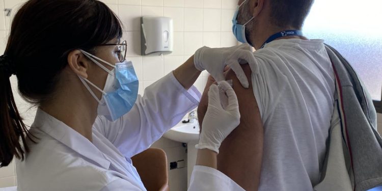 Expertos sanitarios alertan de un invierno complicado de casos de gripe, que podría llegar antes que las vacunas