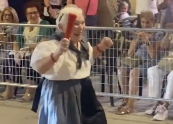 La abuela de Albacete que se ha hecho viral con un enérgico baile durante la Cabalgata de la Feria