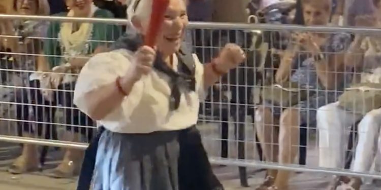La abuela de Albacete que se ha hecho viral con un enérgico baile durante la Cabalgata de la Feria