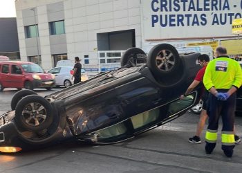 Espectacular accidente en el que un coche ha volcado en la carretera que une Argamasilla de Alba y Tomelloso
