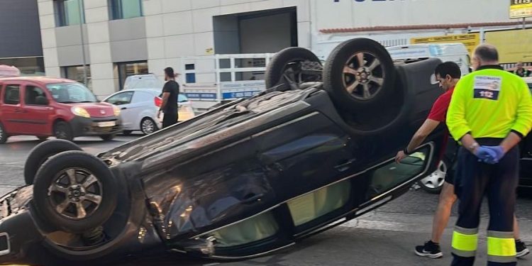 Espectacular accidente en el que un coche ha volcado en la carretera que une Argamasilla de Alba y Tomelloso