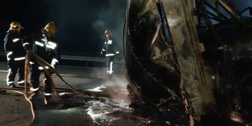 Se incendia un camión que transportaba colchones y obliga a cortar la autovía A-4 a la altura de Herencia