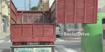 VÍDEO: Se hace viral al conducir su camión por Ibi con la puerta trasera abierta y golpeando a vehículos