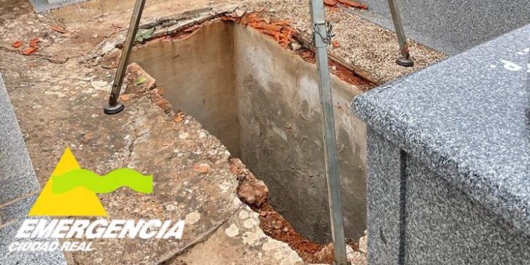 Rescatan a una mujer de 85 años tras caer a una tumba de 3 metros en el cementerio de San Carlos del Valle