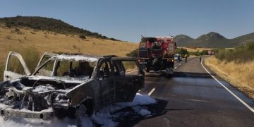 Apagan el incendio de un coche que quedó calcinado mientras circulaba por la carretera CR-4145 de Ciudad Real