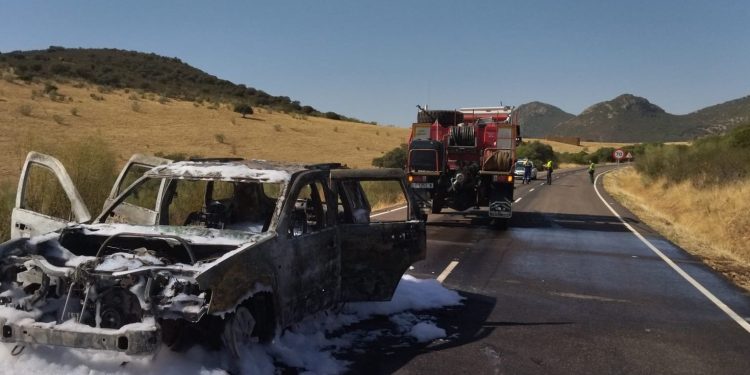 Apagan el incendio de un coche que quedó calcinado mientras circulaba por la carretera CR-4145 de Ciudad Real