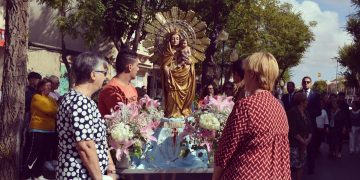 La Virgen del Pilar vuelve a recorrer las calles de su barrio de Tomelloso tras la misa celebrada en su honor