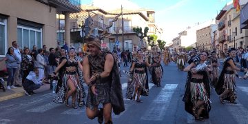 Tomelloso muestra su carnaval en Ibi con un espectacular desfile de las peñas Los amigos, Harúspices y Los Canuthi
