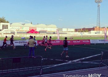 Récord de participantes y de público en las Carreras Infantiles de la 10KCorrEnTomelloso en el Estadio Municipal Paco Gálvez