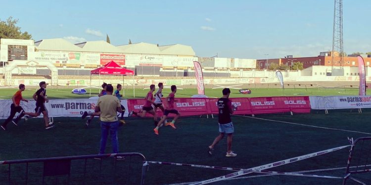 Récord de participantes y de público en las Carreras Infantiles de la 10KCorrEnTomelloso en el Estadio Municipal Paco Gálvez