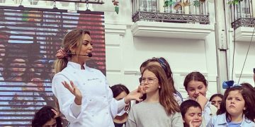 La esencia de María Morales llena la Plaza de España con un show cooking de productos de «Degusta Tomelloso»