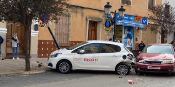 Choca contra un vehículo que estaba aparcado cuando circulaba con su coche por la calle Don Victor Peñasco