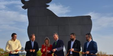 Tomelloso ya cuenta con su Toro de Osborne, que ha sido inaugurado por Inmaculada Jiménez y la familia Osborne
