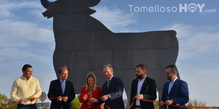 Tomelloso ya cuenta con su Toro de Osborne, que ha sido inaugurado por Inmaculada Jiménez y la familia Osborne