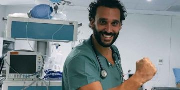 3.000 personas asisten a una concentración convocada por WhatsApp en Granada para despedir a Jesús Candel 