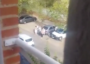 VÍDEO: Se hace viral al embestir con un coche a una furgoneta en medio de una pelea en Puertollano
