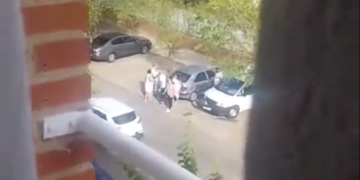 VÍDEO: Se hace viral al embestir con un coche a una furgoneta en medio de una pelea en Puertollano
