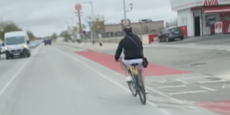 VÍDEO: Se hace viral al circular con su bicicleta haciendo caso omiso del nuevo carril bici de Tomelloso