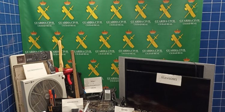 VÍDEO: La Guardia Civil detiene a dos personas que habían robado en 21 viviendas de Tomelloso