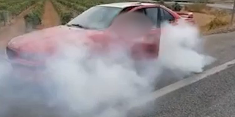 Denunciado por conducir haciendo derrapes a gran velocidad en la rotonda del Toro de Osborne de Tomelloso