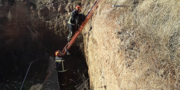 La Policía Local de Argamasilla de Alba y los bomberos de Tomelloso rescatan a un perro atrapado en un pozo