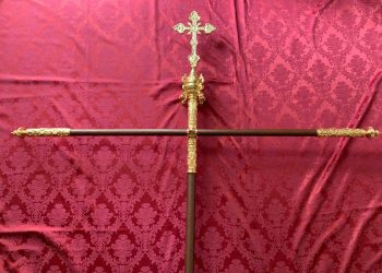 La Hermandad de San Antón de Tomelloso presenta el mástil para su nuevo estandarte